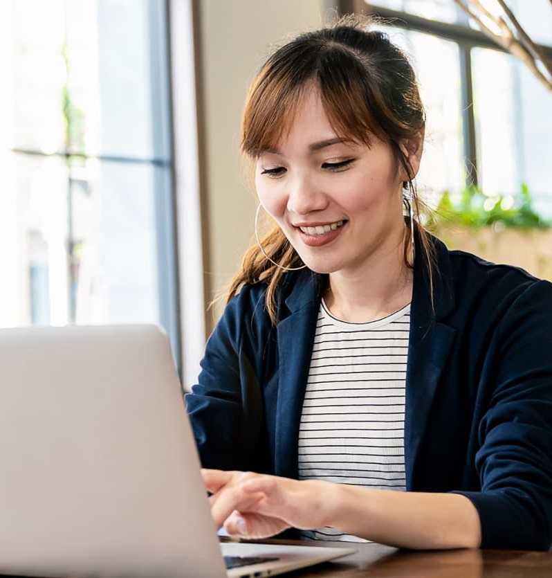 Smiling woman in front of computer